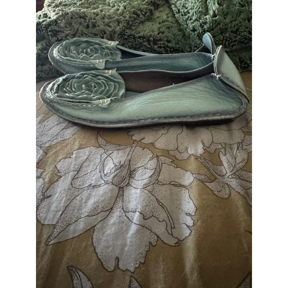 L'Artiste by‎ Spring Step Dezi model, featuring decorative leather flowers